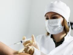 Вакцинация от коронавируса снижает риск тяжелого течения болезни в 15 раз — Минздрав