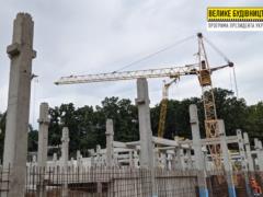 Строители собирают каркас и заливают монолитные стены будущего харьковского онкоцентра