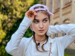 Jerry Heil в фате и откровенном белом купальнике озадачила фотосетом в бассейне