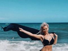 Кудрявая Алина Гросу в купальнике похвасталась стройной талией