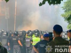 The police reported several citizens injured in the clashes on Bankova