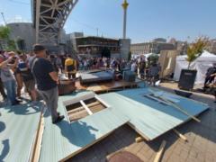 В центре Киеве представители Нацкорпуса поломали декорации. Была драка с полицией, есть задержанные