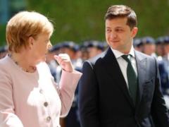 Зеленский решил наградить Меркель