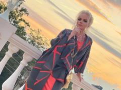 65-летняя Лариса Долина в красном бикини игриво потанцевала на пляже