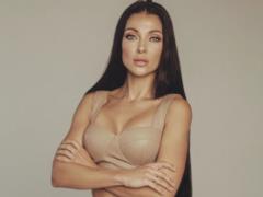 Сексапильная жена Влада Ямы в мини-бикини соблазнительно попозировала на песке