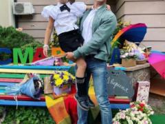 Экс-жена Остапчука в изумрудном платье с бывшим отвела дочь в школу