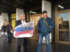  Полиции не меньше, чем зрителей : в Житомире протестуют против концерта российского певца Малинина