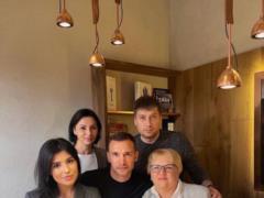 С мамой и сестрой: Шевченко порадовал поклонников фотографией в семейном кругу