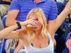 The cheerleader became the star of the US Open: she got into the camera and drank two glasses of beer in one gulp