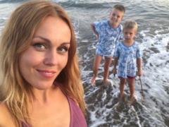 Alyosha показала підросли синів і пояснила, чому одягає їх в однакові наряди