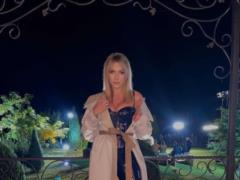 Леся Никитюк в латексном комбезе эротично попозировала с шаурмой в руках