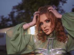 Слава Каминская поделилась архивными фото, на которых у нее брови-ниточки и яркие волосы