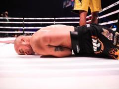  Еще так никогда не роняли : легенда UFC  вырубил  именитого американца сумасшедшим ударом в челюсть