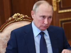 Путин рассказал, что целый день общался с носителем коронавируса