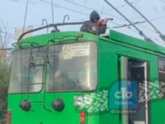 Харьковчанин, не успев зайти в троллейбус, залез на крышу и начал играть на скрипке — видео