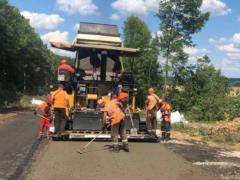 Near Kharkov, on the Peresechnoye - Berezovskoye road, 2 km of the top layer of asphalt concrete was laid