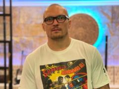 Как к себе домой: Усик зашел в киевскую мэрию и получил от Кличко подарок