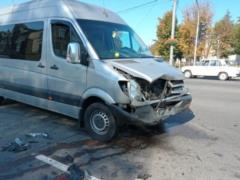 Под Киевом в результате ДТП авто отбросило на остановку с людьми