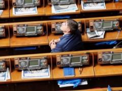 В сентябре депутатских выплат лишат 75 депутатов