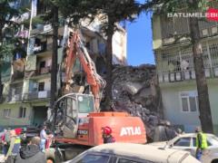 В Грузии обрушилась часть пятиэтажного дома, под завалами могут быть люди