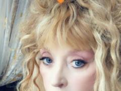 Невпізнанна Алла Пугачова із короткою зачіскою та в міні посвітила стрункими ніжками