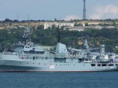 Пошкоджений корабель ВМС буксирують до Одеси