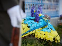 Зеленский у Стены памяти в Киеве почтил погибших за Украину