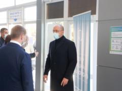  Мы не хотим вводить локдаун : Шмыгаль осмотрел центр массовой вакцинации в Краматорске