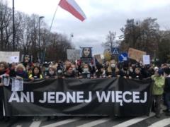 Польшу всколыхнули масштабные протесты против запрета абортов