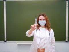 Непривитых от коронавируса украинцев будут отстранять от работы: список профессий