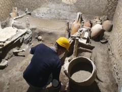 At the excavation of a 1st century villa near Pompeii, archaeologists found a room of slaves - video