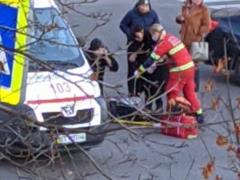 Очередная авария в Харькове: автомобиль сбил на пешеходном переходе двух подростков – фото