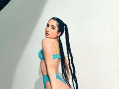 Анна Тринчер в черном купальнике похвасталась стройной фигурой
