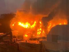 Мощный пожар под Киевом. Горит ангар — видео