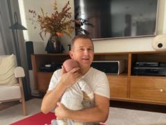 Горбунов показал, как ухаживает за крошечным сыном, пока Осадчая на работе