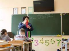 Moscow schoolchildren return to their desks