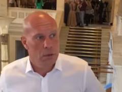 Кива сдал свои пистолеты