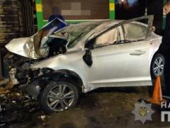 В Харькове Hyundai Elantra врезалась в столб. Водитель погиб