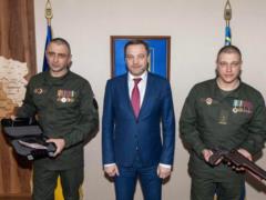 Kiva award pistols presented to officers of the National Guard
