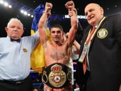 Ukrainian world champion Dalakyan defended his title with an early victory