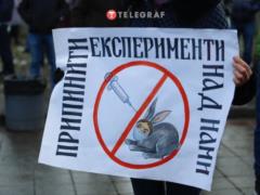 Без масок и социальной дистанции: противники вакцинации вышли на акцию протеста к Верховной Раде