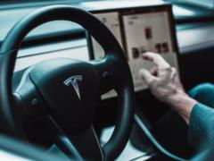 Автопилот Tesla теперь будет сопровождаться обязательной, неанонимной видеозаписью