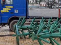 In Kiev, on Sophia Square, they began to install a New Year tree