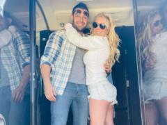 Бритни Спирс страстно поцеловала жениха и впервые за 13 лет покинула США