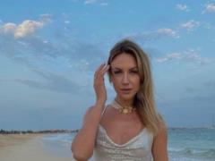 Lesya Nikityuk tried on slender figures in a bikini with a 22-year-old friend