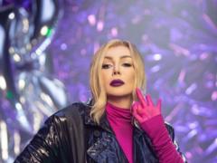 Ирина Билык в пальто на голое тело снялась в нежном клипе