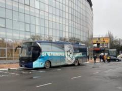 Разбили заднее стекло: автобус клуба УПЛ забросали дымовыми шашками