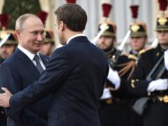 Путин думает, что Украину “накачивают оружием”. Он сказал Макрону, что это “угрожает России”