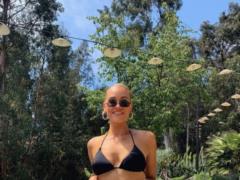 Жена-красавица Чмерковского в трусиках задрала свитер и показала прокачанный пресс