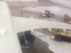 В московском аэропорту  Шереметьево  самолет столкнулся с техническим транспортом